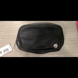 NWT Everywhere Belt Bag- black